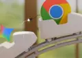Ilustrasi logo Google Chrome di gerbong roller coaster di depan, diikuti oleh logo Gemini AI di gerbong belakang yang terhubung dengan kabel, melaju di lintasan. Konsep integrasi Gemini 3 di Google Chrome untuk browsing cepat.