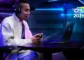 Seseorang sedang bermain game menggunakan laptop gaming Acer terbaru ditenagai Intel Core Ultra Seri 3 di ajang CES 2026.