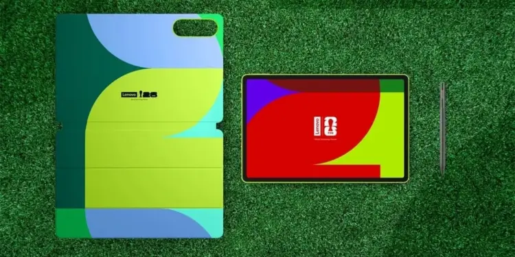 Tablet Lenovo Yoga Tab FIFA Edition dengan desain folio case eksklusif Piala Dunia 2026 di atas rumput hijau, ditenagai prosesor Snapdragon 8 Gen 3.