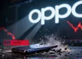 Ilustrasi nasib OnePlus yang terancam berakhir dengan logo Oppo besar dan grafik penurunan penjualan smartphone di latar belakang.