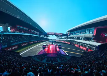 Suasana tribun penonton sirkuit balap yang didukung Teknologi Pendingin Lenovo untuk sistem siaran F1 global.