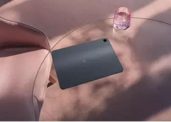 Tampilan bodi belakang OPPO Pad 5 Matte Display Edition berwarna abu-abu gelap yang elegan di atas meja kaca.