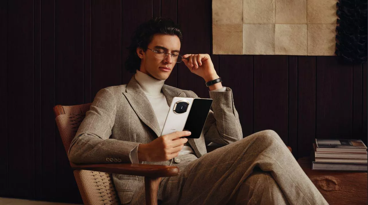 Detail jarak dekat modul kamera belakang HUAWEI Mate X7 dengan empat lensa fungsional.