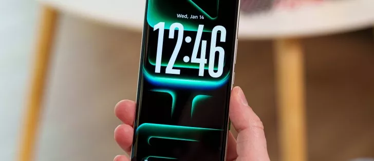 Layar depan Infinix Note 60 menampilkan antarmuka jam digital dengan desain bezel tipis dan layar melengkung.