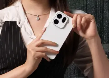 Seseorang memegang Oppo Find X9s yang menunjukkan desain modul kamera melingkar yang besar.