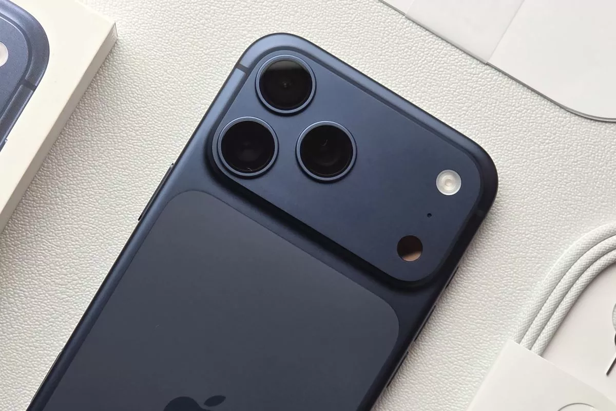 Detail modul kamera belakang iPhone 17 Pro Max dengan desain pulau kamera horizontal yang unik.