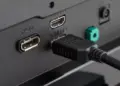 Kabel HDMI terhubung ke port input pada monitor untuk setup pemancar HDMI nirkabel.