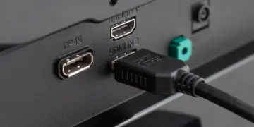 Kabel HDMI terhubung ke port input pada monitor untuk setup pemancar HDMI nirkabel.