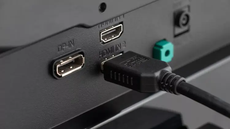 Kabel HDMI terhubung ke port input pada monitor untuk setup pemancar HDMI nirkabel.