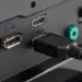 Kabel HDMI terhubung ke port input pada monitor untuk setup pemancar HDMI nirkabel.