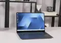 Tampak depan laptop Samsung Galaxy Book6 Pro yang menyala di atas meja kerja.