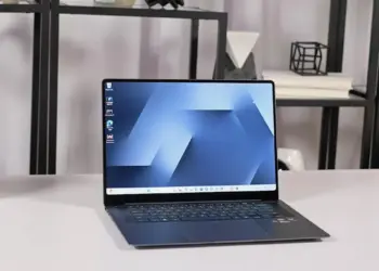 Tampak depan laptop Samsung Galaxy Book6 Pro yang menyala di atas meja kerja.