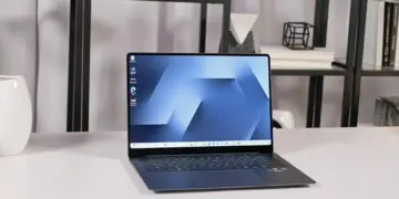 Tampak depan laptop Samsung Galaxy Book6 Pro yang menyala di atas meja kerja.