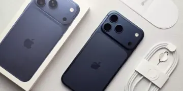 Paket penjualan iPhone 17 Pro Max bekas lengkap dengan kotak original, kabel data, dan SIM ejector.
