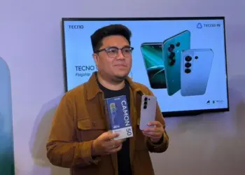 Momen peluncuran TECNO CAMON 50 di Indonesia oleh perwakilan TECNO sambil menunjukkan box unit.