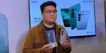 Momen peluncuran TECNO CAMON 50 di Indonesia oleh perwakilan TECNO sambil menunjukkan box unit.