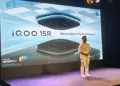 Suasana peluncuran resmi iQOO 15R di atas panggung dengan layar besar bertuliskan "Relentless Performance" dan logo OriginOS.