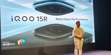 Suasana peluncuran resmi iQOO 15R di atas panggung dengan layar besar bertuliskan "Relentless Performance" dan logo OriginOS.
