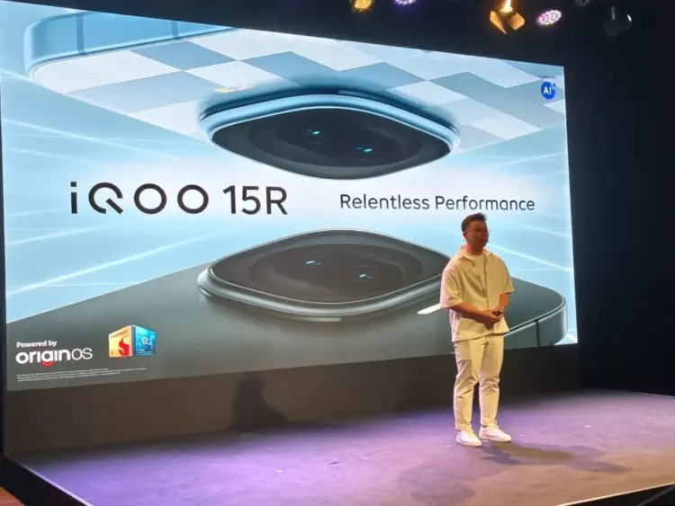 Suasana peluncuran resmi iQOO 15R di atas panggung dengan layar besar bertuliskan "Relentless Performance" dan logo OriginOS.
