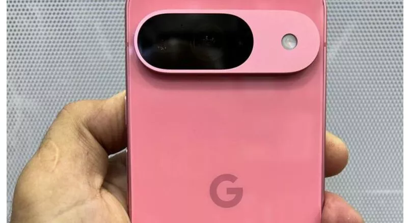 Close-up modul kamera belakang Google Pixel 10a pada varian warna Berry.
