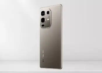 Bodi belakang Infinix Note 60 warna emas Champagne dengan logo 5G, menunjukkan posisi modul kamera yang elegan.