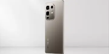 Bodi belakang Infinix Note 60 warna emas Champagne dengan logo 5G, menunjukkan posisi modul kamera yang elegan.