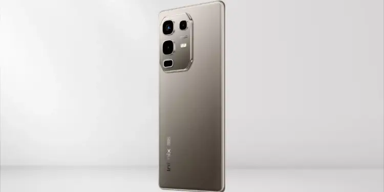Bodi belakang Infinix Note 60 warna emas Champagne dengan logo 5G, menunjukkan posisi modul kamera yang elegan.