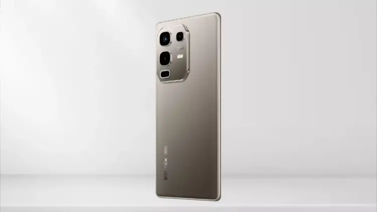Bodi belakang Infinix Note 60 warna emas Champagne dengan logo 5G, menunjukkan posisi modul kamera yang elegan.