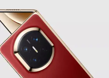 Tampilan layar lipat utama Huawei Mate X7 saat terbuka penuh, menampilkan visual yang jernih dan tanpa celah.