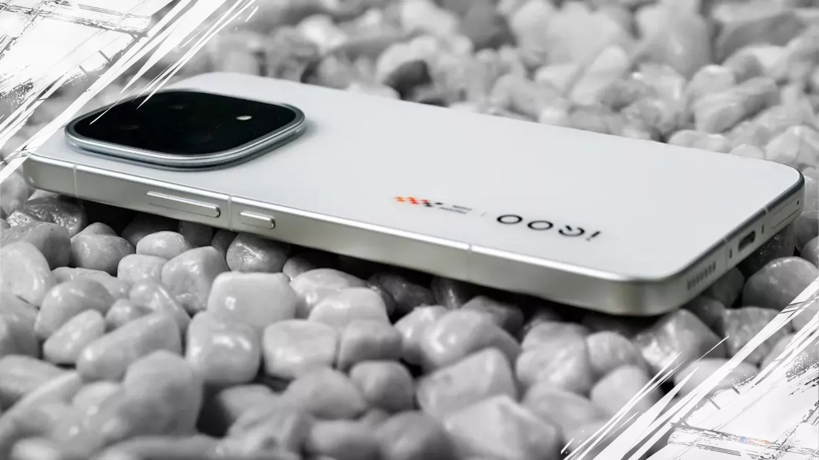 Detail sisi samping bodi iQOO 15R yang slim di atas permukaan batu, memperlihatkan tekstur bodi belakang yang elegan dan modul kamera yang tipis.