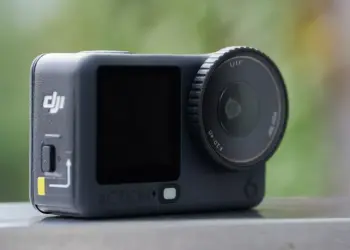 Tampilan dekat kamera aksi DJI Osmo Action dengan lensa lebar, salah satu perangkat favorit untuk konten kreator di tahun 2026.
