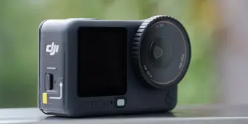 Tampilan dekat kamera aksi DJI Osmo Action dengan lensa lebar, salah satu perangkat favorit untuk konten kreator di tahun 2026.