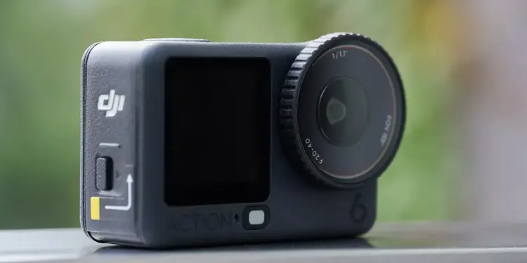 Tampilan dekat kamera aksi DJI Osmo Action dengan lensa lebar, salah satu perangkat favorit untuk konten kreator di tahun 2026.