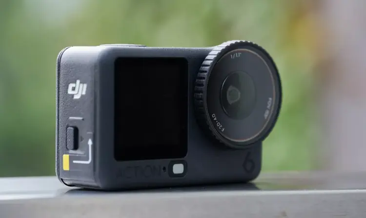 Tampilan dekat kamera aksi DJI Osmo Action dengan lensa lebar, salah satu perangkat favorit untuk konten kreator di tahun 2026.