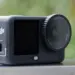 Tampilan dekat kamera aksi DJI Osmo Action dengan lensa lebar, salah satu perangkat favorit untuk konten kreator di tahun 2026.