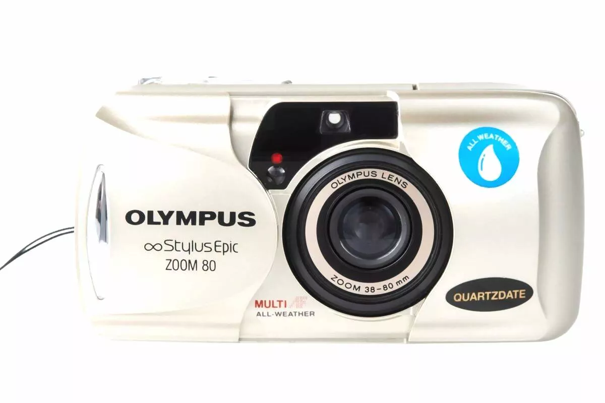 Kamera saku analog Olympus Stylus Epic Zoom 80 warna silver, tren kamera retro yang kembali populer di tahun 2026.