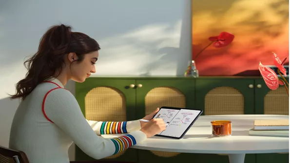 Seorang wanita menggunakan OPPO Pad 5 Matte Display Edition dan stylus untuk membuat mind map.