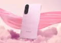 Desain belakang Samsung Galaxy A57 warna pink dengan latar belakang awan estetik, siap meluncur di Indonesia setelah lolos TKDN.