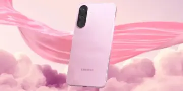 Desain belakang Samsung Galaxy A57 warna pink dengan latar belakang awan estetik, siap meluncur di Indonesia setelah lolos TKDN.