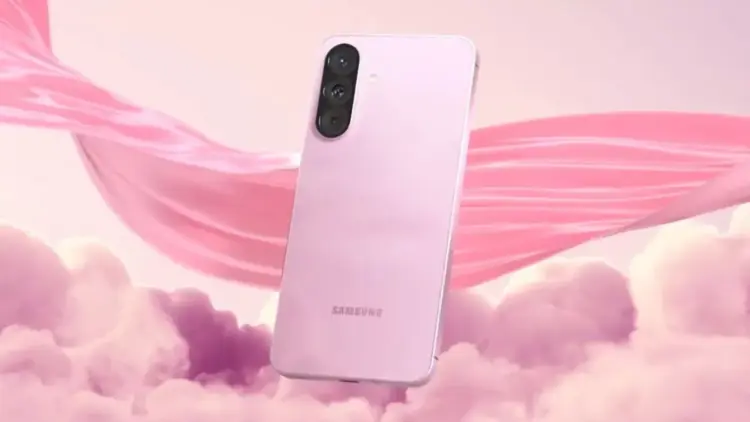 Desain belakang Samsung Galaxy A57 warna pink dengan latar belakang awan estetik, siap meluncur di Indonesia setelah lolos TKDN.