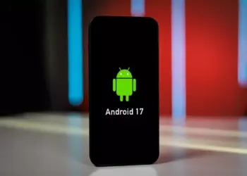 Layar smartphone menampilkan logo robot Android dan tulisan Android 17 dengan latar belakang estetik.