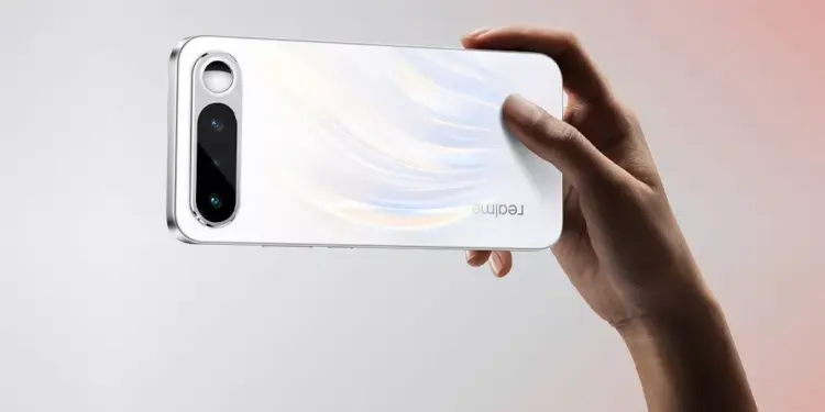 Seseorang sedang memegang smartphone Realme 16 secara horizontal menunjukkan tekstur bodi belakang yang berkilau.