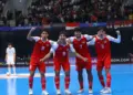 Empat pemain Timnas Indonesia berangkulan merayakan kemenangan di depan pendukung dalam ajang Piala Asia Futsal.