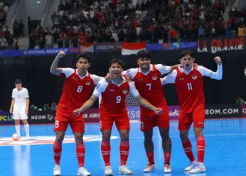 Empat pemain Timnas Indonesia berangkulan merayakan kemenangan di depan pendukung dalam ajang Piala Asia Futsal.