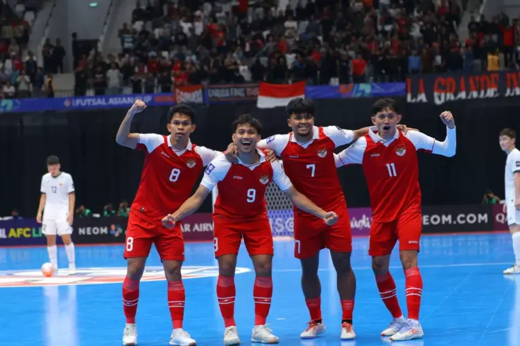 Empat pemain Timnas Indonesia berangkulan merayakan kemenangan di depan pendukung dalam ajang Piala Asia Futsal.
