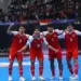 Empat pemain Timnas Indonesia berangkulan merayakan kemenangan di depan pendukung dalam ajang Piala Asia Futsal.