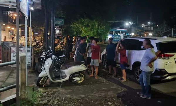 Kepanikan warga Pacitan berkumpul di luar rumah pada malam hari saat terjadi gempa.