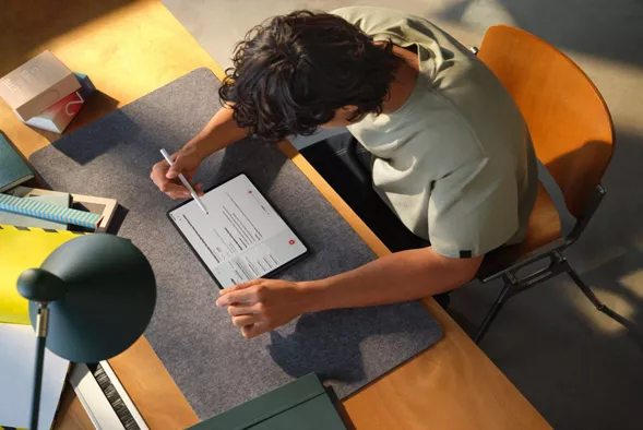 Tampilan atas seseorang sedang membaca dokumen pada layar anti-pantul OPPO Pad 5 Matte Display Edition.