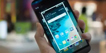 Proses pengambilan tangkapan layar pada layar utama smartphone sebagai langkah awal tutorial cara screenshot panjang.