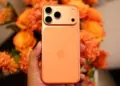 Penampakan iPhone 17 Cosmic Orange yang laris manis dan diminati konsumen.
